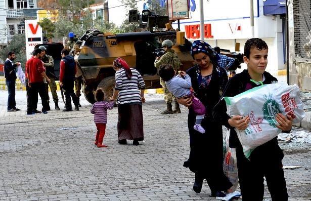 <p>Geçtiğimiz günlerde Diyarbakır'ın Sur ilçesinde fırınlar kapalı olduğu için ekmek işi polise kalmıştı. </p>
