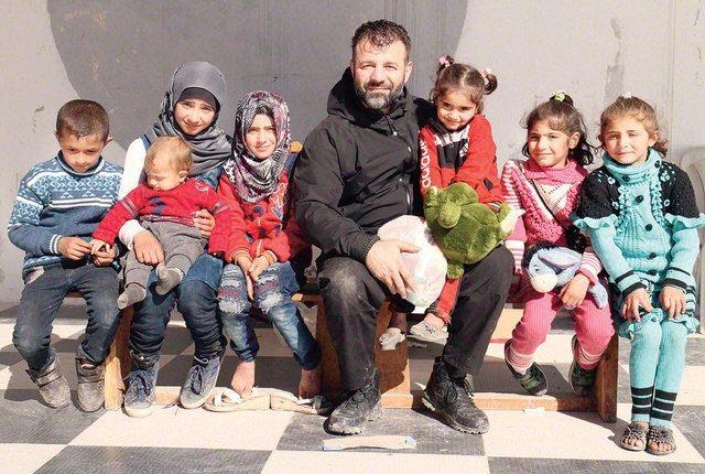 <p>Adham, “2 ayda bir Finlandiya’dan Suriye’deki çocuklara oyuncak götürüyorum. Uçakta 60 kiloluk sınır olduğu için her seferde sadece 700 oyuncak götürebiliyorum” diyor.</p>

