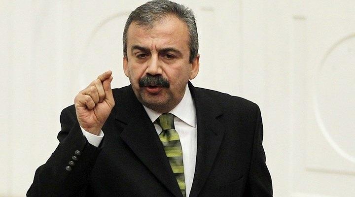<p><strong>2-Sırrı Süreyya Önder</strong></p>

<p>Aynı mitingde Sırrı Süreyya Önder yaptığı konuşmada şu ifadelere yer vermişti: “Bu topraklarda birtek kişi kalana dek bu mücadele azmi ...”</p>

<p> </p>

