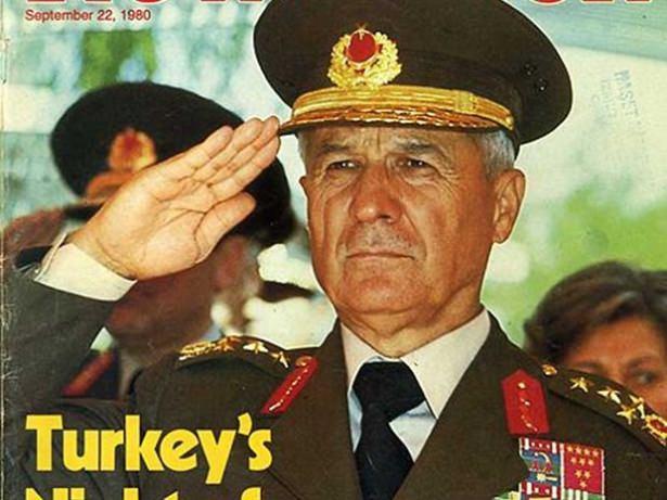 <p>Evren, 2 yıl boyunca hem Genelkurmay Başkanı hem de Devlet Başkanlığı görevini üstlendi.</p>
