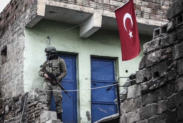 <p> Teröristlerden temizlenen mahallelerde teröristlerce kurulan barikatlar güvenlik güçlerince iş makinelerinin yardımı ile kaldırılırken, hendekler de kapatılıyor.</p>