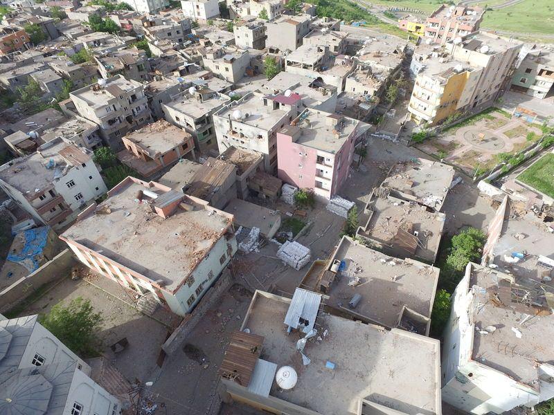 <p>Özellikle el yapımı patlayıcılara karşı dikkatli olan operasyon timleri, bugüne kadar 4 bin ev aramasını tamamladı, tamamı el yapımı patlayıcılarla tuzaklanan 217 barikatı kaldırdı, 39 çukuru kapattı, bin 369 el yapımı patlayıcıyı imha etti.</p>
<p> </p>