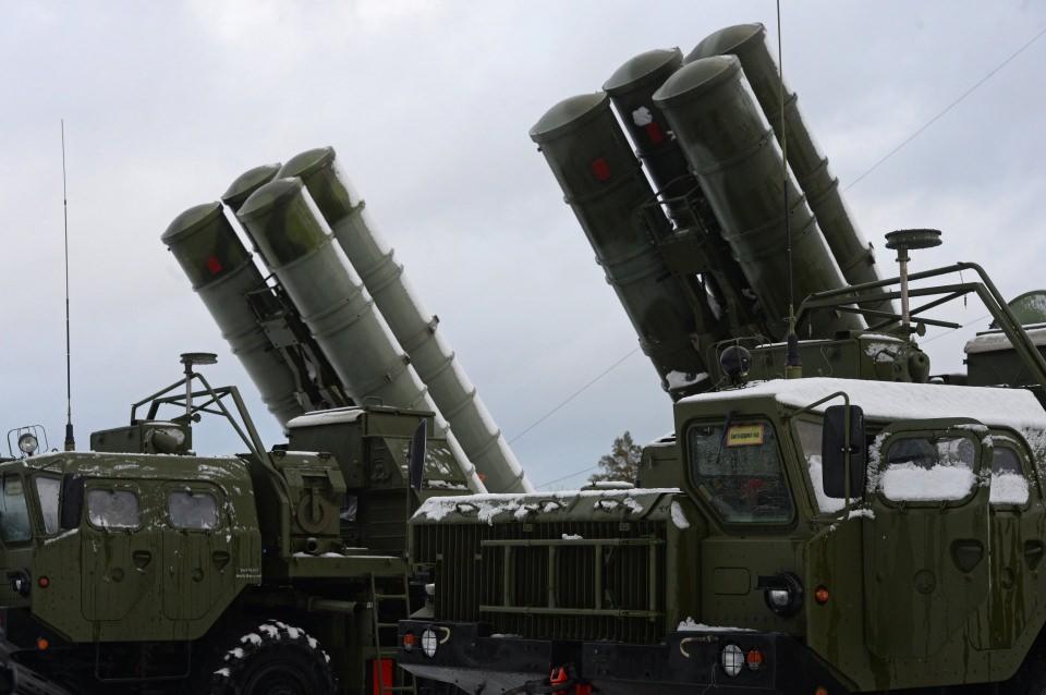 <p><span style="color:#FFD700"><strong>S-400’LER TÜRKİYE’YE NE SAĞLAYACAK</strong></span></p>

<p>S-400’ler üzerinde anlaşma sağlanırsa Türkiye için bir ilk de gerçekleşmiş olacak. S-400’lerle beraber Türkiye ilk kez ‘Kullanımı kendisine ait olan bir füze savunma sistemine sahip olacak.</p>
