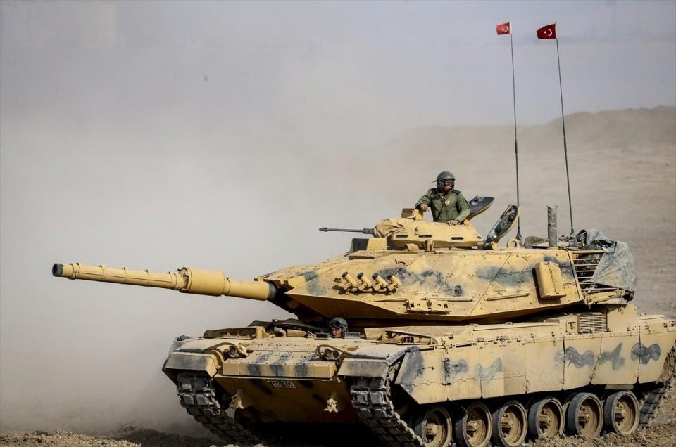 <p>Irak sınırındaki Habur Sınır Kapısı'na yaklaşık 3 kilometre mesafede tır parkının karşısındaki alanda, 7. Kolordu Komutanı Tümgeneral Sinan Yayla sevk ve idaresinde 28. Mekanize Tugay Komutanı Tuğgeneral Ahmet Kurumahmut emir komutasında yürütülen tatbikat, on üçüncü gününe girdi.</p>