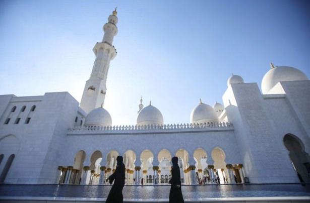 <p>Dünya'nın en büyük camilerinden biri olan başkent Abu Dabi'deki Şeyh Zayed Camii, güzelliğiyle görenleri büyülüyor.</p>
