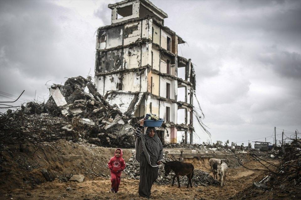 <p>Gazze'de etkili olan yağmur hayatı olumsuz etkiledi. İsrail'in Gazze şeridine yönelik son saldırıları sonucu evleri yıkılan Beyt Lahya'daki Filistinliler, yağmura hazırlıksız yakalandı.</p>
