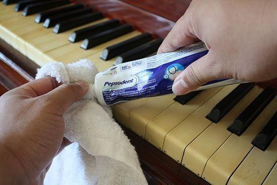 <p>3- Piyano tuşları arasındaki sararmaya neden olan tozları diş macunu yardımıyla kolaylıkla temizleyebilirsiniz. </p>
