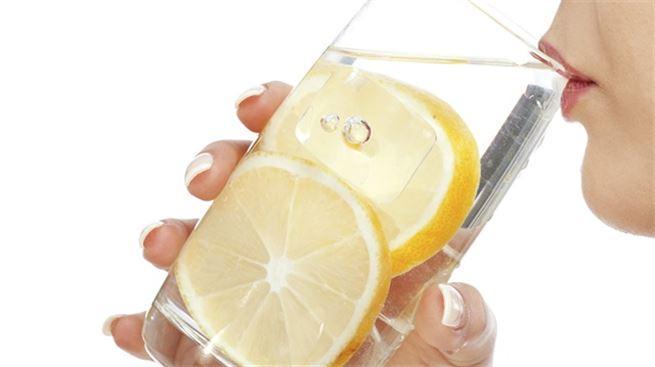 <p><strong>7-</strong> Beyin için uyarıcı özelliği olan limonlu su, unutkanlığı önler</p>