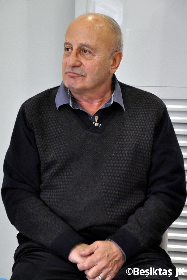 <p>Sanlı Sarıalioğlu</p>

<p>Bobo'yu aldı, sol açık oynattı eşşoğlueşşek! (Tigana'ya sitem ederken)</p>
