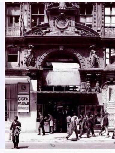 <p>80'lerde Çiçek Pasajı önü...</p>
<ul>
</ul>