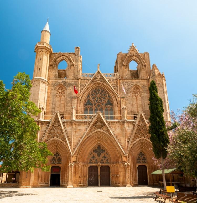 <p>15 - Lala Mustafa Cami / Kıbrıs Kuzey Kıbrıs Türk Cumhuriyeti'nin en büyük iki camisinden biri olan bu tarihi yapının orijinal ismi Aziz Nikolas Katedrali'dir. Osmanlı'nın Kıbrıs'ı ele geçirmesiyle eski bir Katolik mabedi olan yapı camiye dönüştürülmüştür.</p>