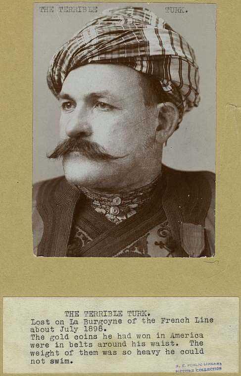 <p> Koca Yusuf Deliormanlı efsanevi Türk güreşçi. 1885 yılında Kırkpınar başpehlivanı olmuş; 1894 yılından itibaren Avrupa ve ABD'de devrin en ünlü güreşçileri ile güreşmiştir. 138 kilo sıkletindeki sporcu, 1.88 metre boyundaydı. 1898 yılında ABD turnesinden ülkesine dönerken bir gemi kazasında yaşamını yitirdi.</p>
