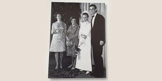 <p>Suna Koç ve İnan Kıraç'ın Hilton Oteli'nde yapılan düğünlerinde (Soldan sağa) Semahat Arsel, Sadberk Koç, Suna İnan Kıraç. Yıl 1968</p>
<p> </p>