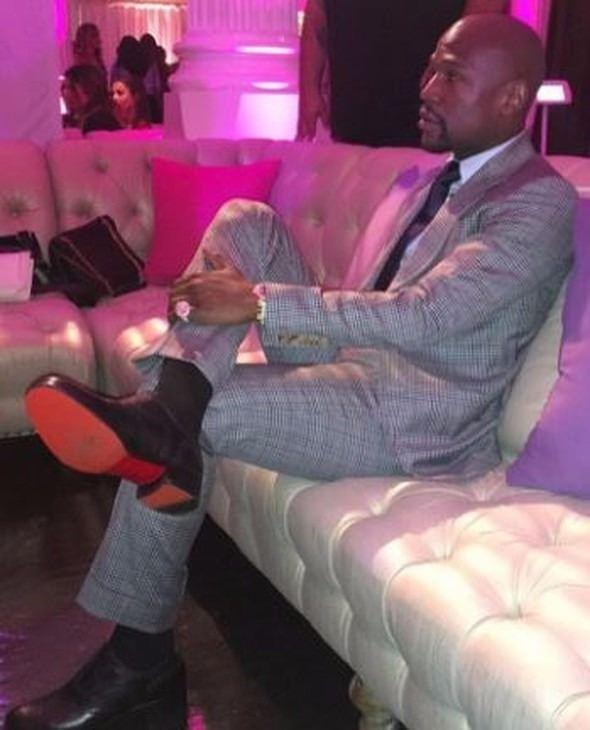 <p>Floyd Mayweather aldığı ayakkabıları yalnızca bir kez giyiyor. Sadece iç çamaşırlarına ayda 6 bin 500 dolar harcıyor.</p>

<p> </p>
