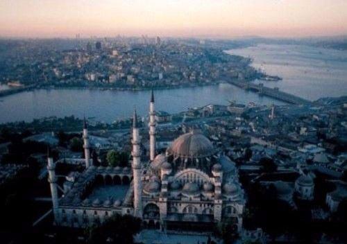 <p>Süleymaniye Camii'nin 4 minaresi olmasının sebebinin, Kanuni'nin İstanbul'un fethinden sonraki dördüncü padişah; bu dört minaredeki on şerefenin de Osmanlı'nın onuncu padişahı olduğunun bir işareti anlamına gelir.</p>
<ul>
</ul>