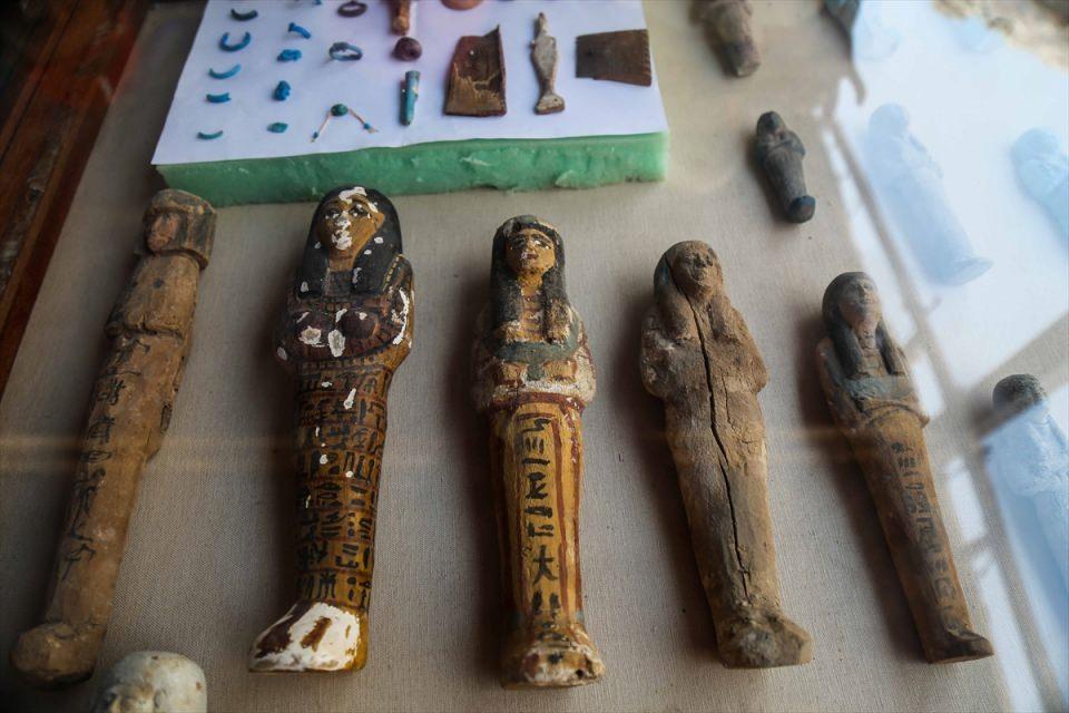 <p>Bulunan mezarda ayrıca bir kadın ve iki &ccedil;ocuğuna ait mumyalar da yer aldı.</p>
