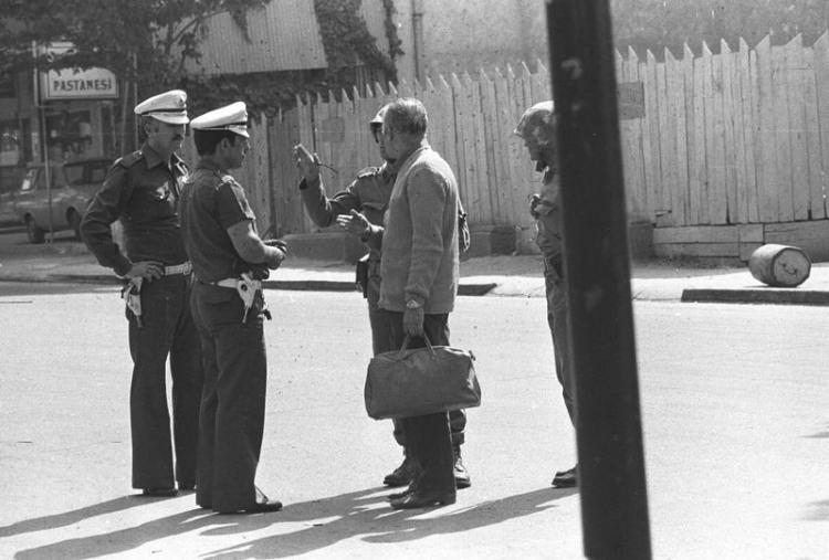 <p>1980 ihtilali ile Süleyman Demirel’in Başbakan olduğu hükümet görevden alındı. Türkiye Büyük Millet Meclisi lağvedildi. Anayasa uygulamadan kaldırıldı. Siyasi partiler kapatıldı, parti liderleri gözetim altında tutuldu, yargılandı.</p>