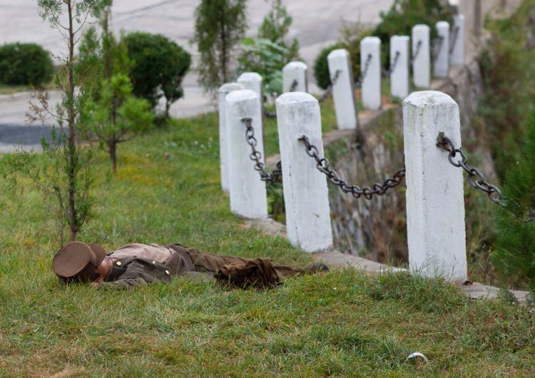 <p>Bir parkta uyuyan Kuzey Kore askeri.</p>