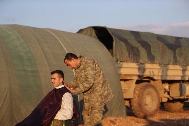 <p>Onlar kol mevcutları üçer dörder kişiye düşmesine rağmen geriye kalanları tekrar organize edip, bitip duran mühimmatlarımızı şehit ve yaralıların mühimmatlarından takviye ederek mücadelemizi sonuna kadar ayakta tuttu. </p>

<p> </p>
