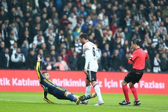 <p>Sahadaki futboldan çok yaşanan olaylar, hakem kararları ve karşılıklı suçlamalarıyla konuşulan Beşiktaş-Fenerbahçe Ziraat Türkiye Kupası son 16 maçı, temsilci raporları ve olası cezalarla bir süre daha gündemden düşmeyecek.</p>
