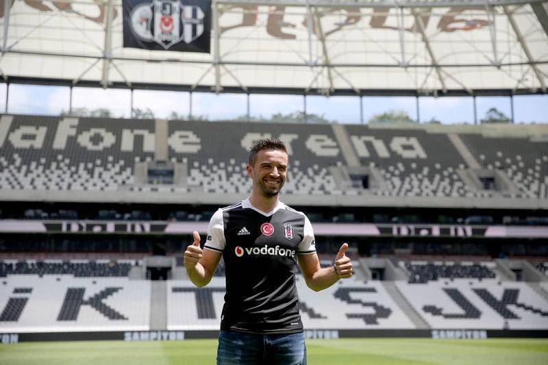 <p><strong>BİR TEK AZİZ YILDIRIM'A TEŞEKKÜR ETMEDİ ARDINDAN YILDIRIM'I DÜZELTTİ</strong></p>
<p>Fenerbahçe'de Aziz Yıldırım hariç herkese teşekkür eden Gökhan, "Büyük camialarda futbol oynayıp, başka camialara geçtiğimiz zaman böyle durumlar olabiliyor. Davranışımla da duruşumla da burada oturmanın ne demek olduğunu biliyorum. </p>