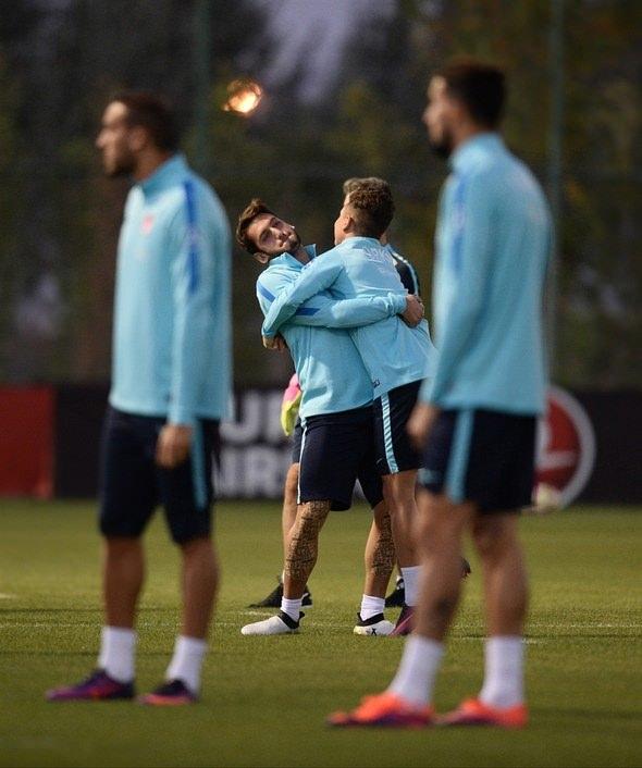 <p>Emre Mor ile Hakan Çalhanoğlu birbirlerini havaya kaldırma yarışına girdi.</p>