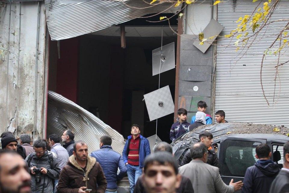 <p>Sur ilçesindeki terör saldırısının yaşandığı yerde incelemede bulunan Diyarbakır Cumhuriyet Başsavcısı Ramazan Solmaz'ın da arasında bulunduğu heyete teröristlerce ateş açıldı.</p>