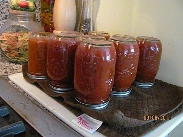 <p> Doğranmış domates ve domates püresi kavanozlarınızı buzdolabınıza ters duracak şekilde yerleştirin.</p>
<p> </p>