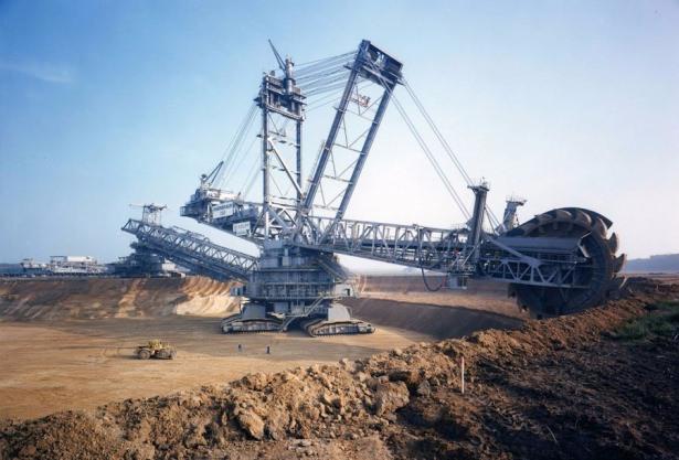 <p>100 Milyon Dolarlık bu makine (Bagger288), Alman Krupp (Şimdi ThyssenKurpp) firması tarafından enerji ve maden sektöründe faaliyet gösteren Rheinbraun firması için üretildi.</p>

<p> </p>
