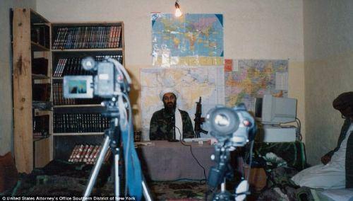 <p>Filistinli gazeteci Abdulbari Atwan'ın Kasım 1996'da Tora Bora'da yaşadığı bölgede Ladin ile yaptığı röportajın fotoğrafları yayınlandı. </p>

<p> </p>
