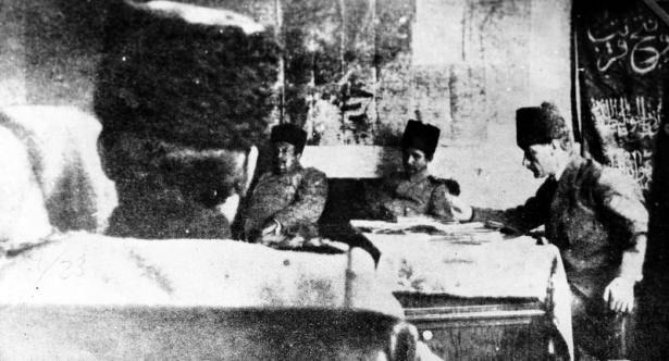 <p>Mustafa Kemal Atatürk, Albay İsmet İnönü ve arkadaşları "4 veya 5 Nisan akşamı" Ankara Ziraat Mektebi'nde bulunan karargahta Anadolu Ajansının kurulmasından söz edilen toplantıdalar...</p>
