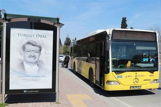 <div>TURGUT ÖZAL</div>

<div> </div>

<p>Topluma mal olmuş kişilerin anısına tasarlanan "Vefa Durakları Projesi" kapsamında hazırlanan özel görseller Proje kapsamında ilk olarak İstiklal Marşı'nın şairi Mehmet Akif Ersoy için özel durak tasarlanmıştı. Barış Manço, Prof. Dr. Necmettin Erbakan, Muhsin Yazıcıoğlu, Kayahan, Turgut Özal ve Zeki Alasya gibi isimler anısına özel duraklar yapıldı.</p>
