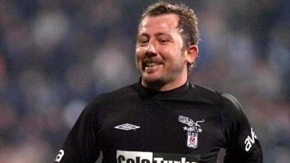 <p>İKİ KIZA GOL HEDİYESİ<br />
<br />
Sergen’in gol attığı bir maç sonrası…</p>
<p>Muhabir: Sergen hiç bir golünü kız arkadaşına hediye ettiğin oldu mu?</p>
<p>Sergen: Aynı golü iki kıza hediye ettiğim bile oldu.</p>