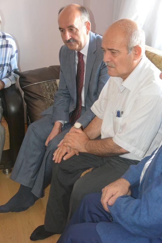 <div>Maarif müfettişi olan şehit babası Mehmet Parça ile birlikte Yenişehir Havaalanı'na gelen Çelik ve Müezzinoğlu, buradan özel uçakla şehidin defnedileceği Artvin'e gitmek için Erzurum'a uçtu. </div>