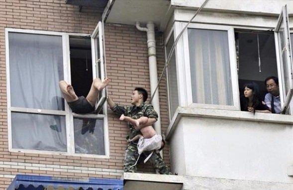 <p>Çin'de cinnet geçirerek iki yaşındaki çocuğuyla pencereye çıkan adam, güvenlik güçlerince kurtarıldı.</p>

<p> </p>
