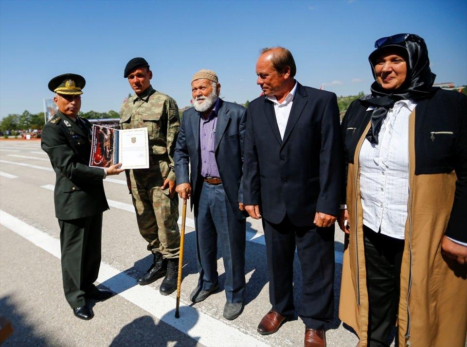 <p>Ağbuga, konuşmasının sonunda, askerlerin yemininin ailelerine, Türk Silahlı Kuvvetlerine ve Türk milletine kutlu ve uğurlu olmasını diledi.</p>
