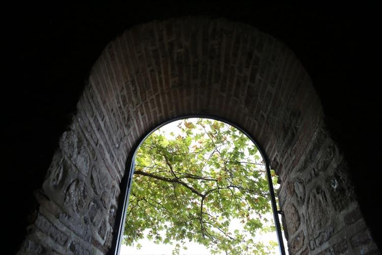 <p>Bursa'da 2 bin 400 yıllık Bitinya Sarayı'na ait tünel, mahzen ve Uludağ'dan gelen suyu taşıyan kanalların bulunduğu bölümleri ortaya çıkaran Büyükşehir Belediyesi, bütün halindeki tarihi yapıyı turizme kazandırmayı hedefliyor.</p>
