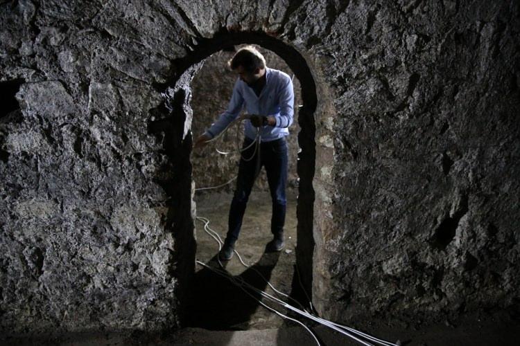 <p>Büyük dehlizlerle yukarıda saraylara, şehrin içine ulaşıldığına dikkati çeken Altepe, "Bu şekilde Osmanlı'nın 23 yıl süren kuşatmasına nasıl dayanıldığının cevabı çıkmış oluyor. İçeride pınarlar var, dereler akıyor. Her türlü sistem kurulmuş. İçerideki şartlar çok güzel. Bunlar 2 bin yıl önce yapılmış işler." dedi.</p>
