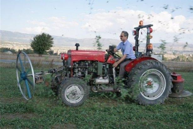 <p>Ayrıca bulunduğumuz yerde elektrik yoksa jeneratör bağlayıp elektrik de üretebiliyorum" diye konuştu.-Patent başvurusunda da bulunduYakıt sarfiyatı düşük olan traktörüne "robotör" adını verdiğini ve bununla ilgili patent başvurusunda bulundu.</p>