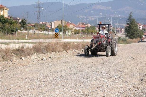 <p>Önder, 10 dönüm tarlasının bulunduğunu belirterek, "Benim biçtiğim yonca ile Selamettin'in hasat ettiği yonca arasında çok fark olduğunu gördüm. Ayrıca dağıtıcısı da var, ben 4 günde kurutup balya basacağım.</p>