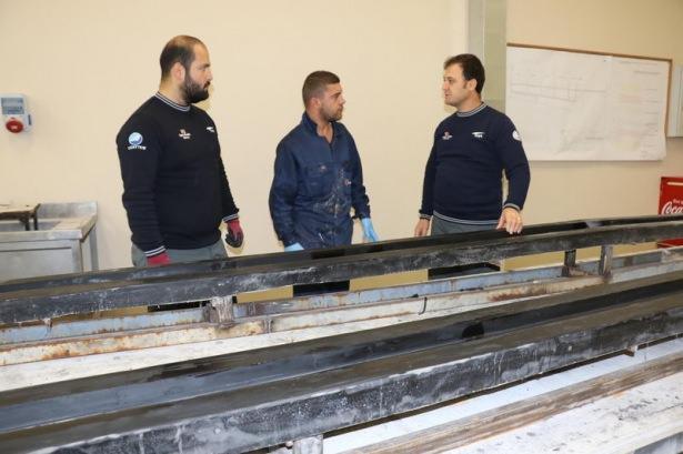 <p>Çalışmaları UZAYTEM bünyesinde kurdukları kompozit atölyesinde yürüttüklerini belirten Sunol, "'Tamamen kendi tasarımımız olan ve yerli imkanlarla yaptığımız 'Doğan' adı verilen uçağımızın tamamlanması için geri sayıma başladık. Atölyemizde kompozit kanat ve gövde imalatı yapıyoruz. Uçak havadayken ağırlığının 4 katı kadar manevra ve yük ağırlığı oluyor" dedi.</p>