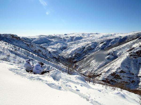 <p>TUNCELİ'de güvenlik güçleri, kış üstlenmesine giren PKK'lı teröristlerin bulunduğu alanlarda yer yer 2 metreyi bulan kar kalınlığında nokta operasyonları düzenliyor.</p>