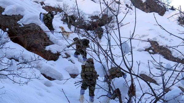 <p>Tunceli İl Jandarma Komutanlığı ile 4'üncü Komando Tugay Komutanlığı bünyesinde özel eğitimli ve profesyonel birliklerden oluşan güvenlik güçleri, il merkezi, Hozat ile Ovacık ilçelerinin dağlık alanları ve derin vadilerde kış üstlenmesine girdiğini belirlediği teröristleri etkisiz hale getirmek için operasyonlar düzenliyor.</p>