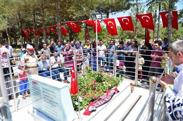 <p>Şehit Halisdemir'in memleketi Niğde'nin Bor ilçesindeki kabri, 15 Temmuz'un yıl dönümünde de Türkiye'nin dört bir tarafından gelen vatandaşların ziyaretçi akınına uğradı.</p>
