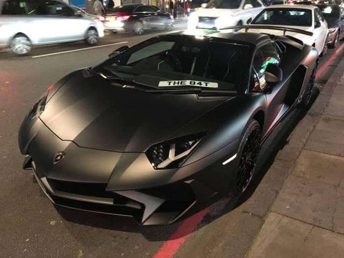 <p><strong>2 milyon liralık Lamborghini'yi parçaladı!</strong></p>

<p>Londra sokaklarında hız yapan bir kişi 2 milyon liralık Lamborghini Aventador SV'si ile kaza yaptı.</p>
