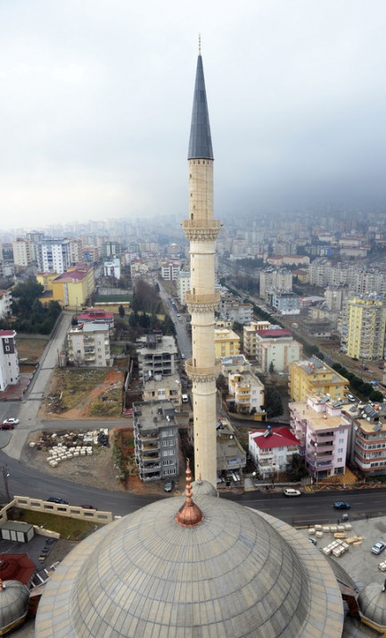 <p>Yapımına 1993'te başlanan ve 2,5 yıl önce ibadete açılan Türkiye'nin 3. büyük mabedi Abdülhamit Han Camisi, şehre gelen yerli ve yabancı turistlerin en çok ziyaret ettiği eserlerin başında geliyor.</p>