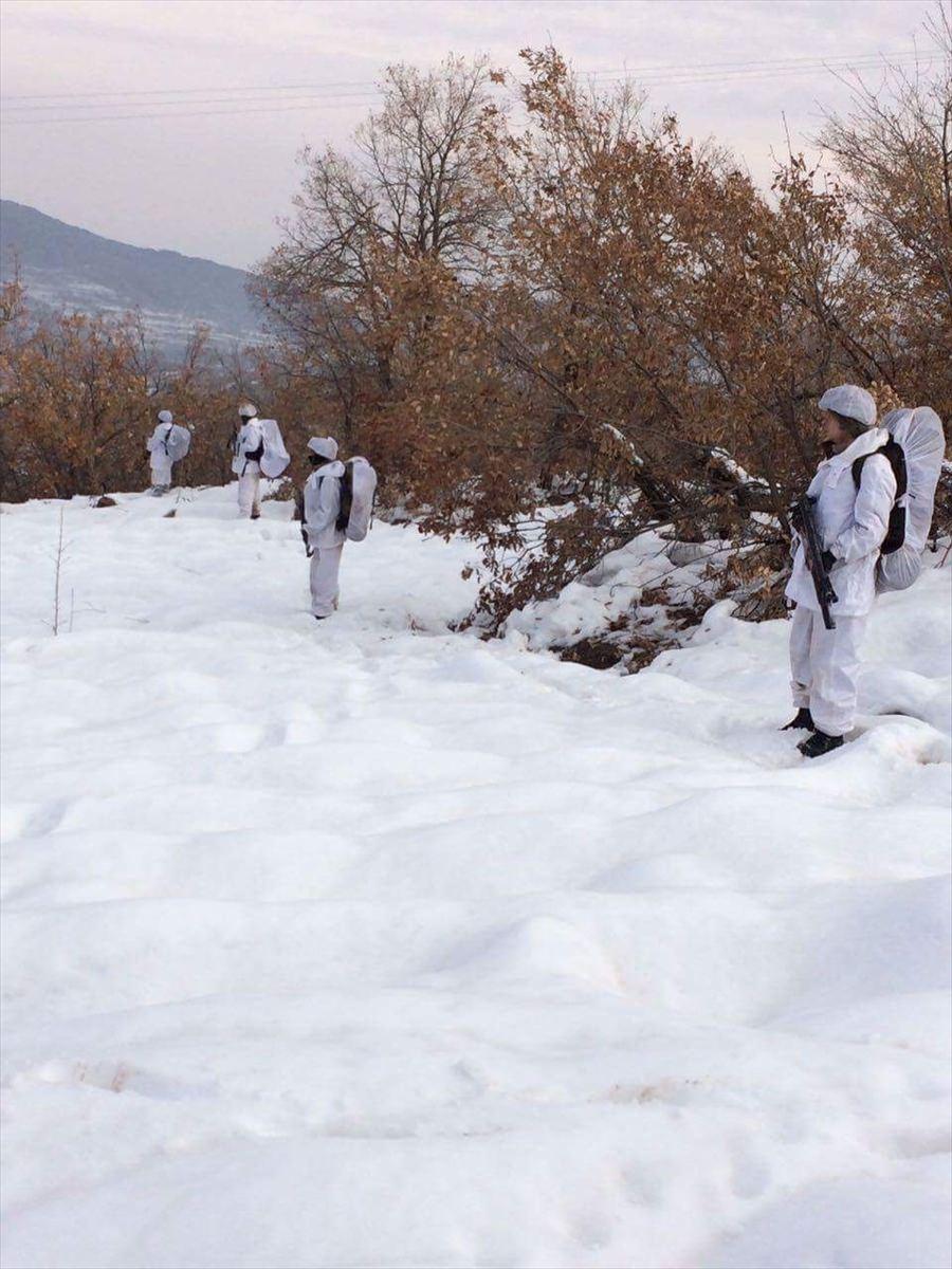 <p>Operasyon kapsamında biri terör propagandası, biri terör suçundan arananların da aralarında olduğu 13 şüphelinin gözaltına alındığı kaydedilen açıklamada, terör nitelikli ikiz plaka ve kayıp çalıntı kayıtlı 3 aracın operasyon bölgesinde ele geçirildiği aktarıldı.</p>

<p> </p>
