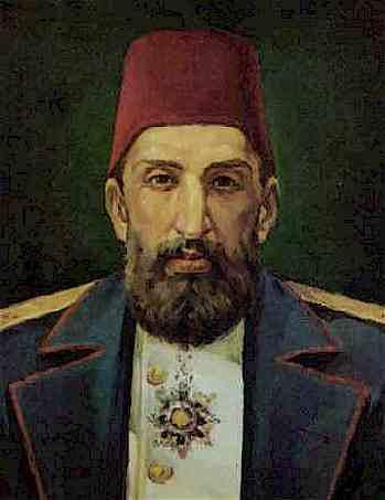 <p>II. Abdülhamid’in at binme, yüzme, atıcılık gibi merakları vardı. Silah kullanmakta pek mahirdi. Nişan alarak ismini yazar, madalyaları ortasından delerdi. Kakma ve süsleme işlerinde mahir olmasının yanında usta bir marangozdu da. Sarayında özel marangozluk aletleri vardı. İş tulumunu giyer ve atölyesinde saatlerce kendini kaybederdi. Bir başka merakı da polisiye roman okumak, daha doğrusu okutmaktı.</p>