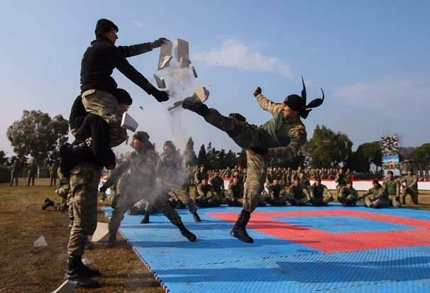 <p>Foça'daki Jandarma Komando Okulu ve Eğitim Merkezi Komutanlığı'nda eğitimini tamamlayan 436 subay adayı ant içti.</p>
