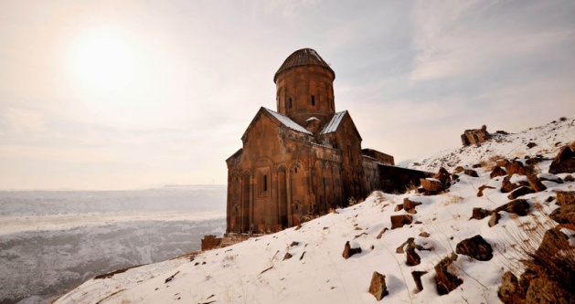 <p>Kars-Ermenistan sınırında tarihi İpek Yolu üzerinde kurulu ve pek çok medeniyete ev sahipliği yapan Ani Ören Yeri, kışın kar altında beyaza bürünen görüntüsüyle ziyaretçilerine adeta görsel şölen sunuyor.</p>